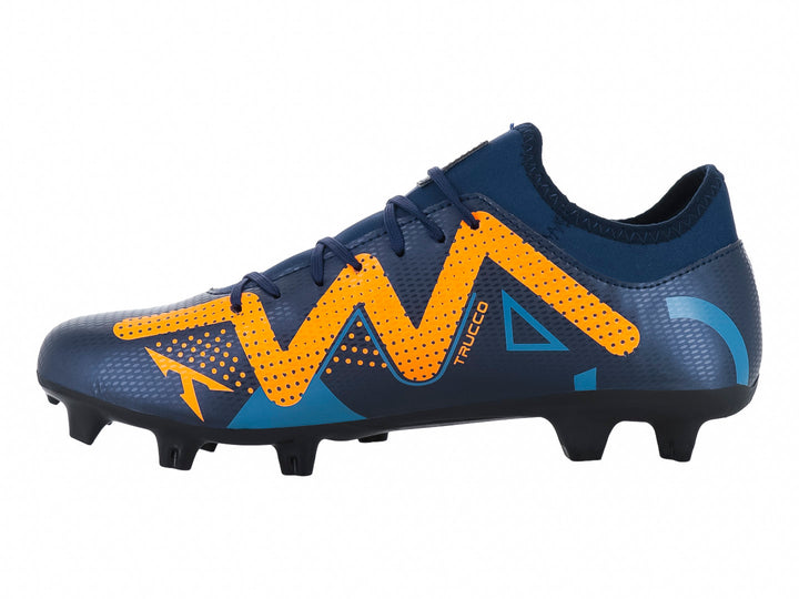 Zapato de fútbol Leon Trucco color azul marino con detalles geométricos en naranja y suela de tacos.