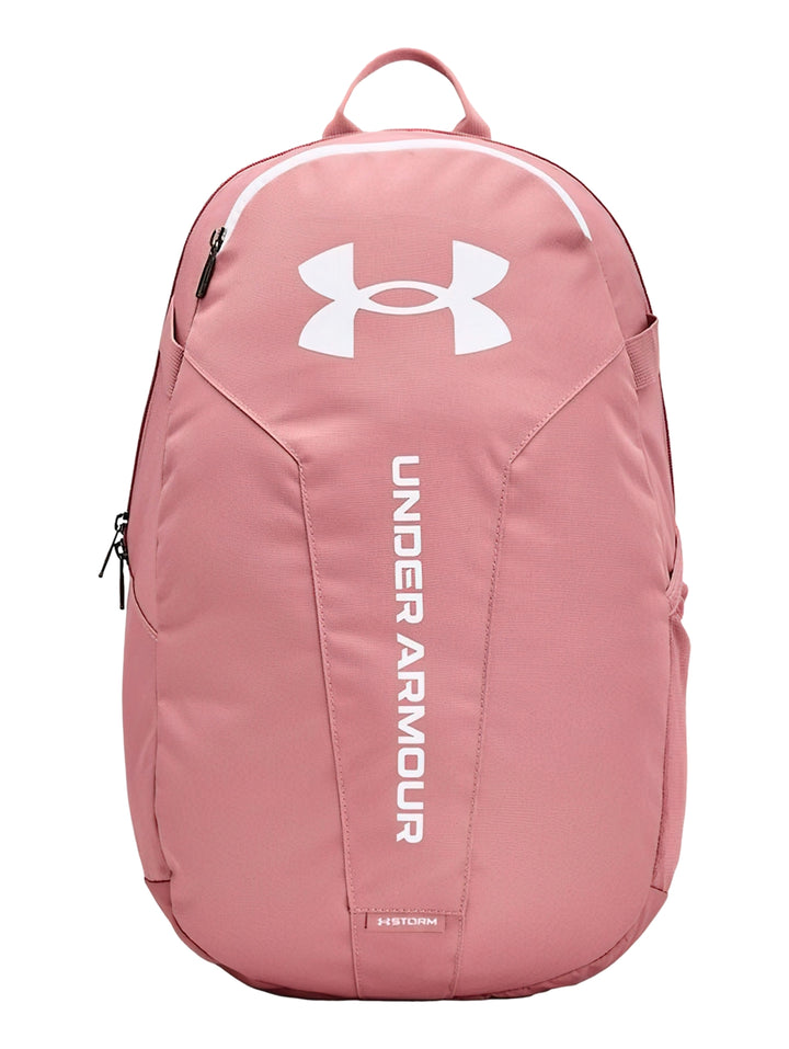 Mochila Under Armour UA Hustle Lite color rosa con logotipo y letras en blanco.