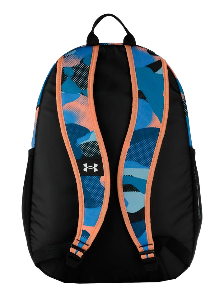 Mochila Under Armour con estampado de camuflaje en tonos azul, negro y naranja, con cordones frontales decorativos.