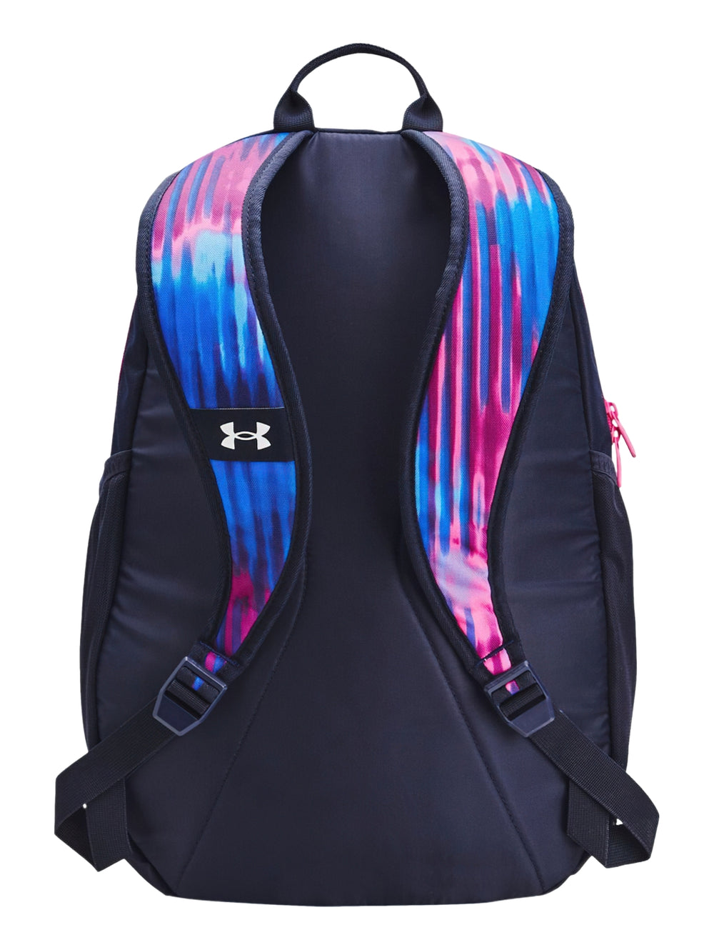 Mochila Under Armour Hustle Sport con diseño multicolor en rosa y azul, detalles en rosa y logo blanco frontal.