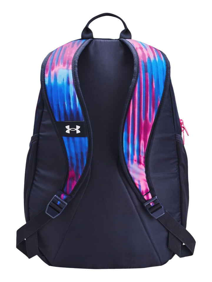 Mochila Under Armour Hustle Sport con diseño multicolor en rosa y azul, detalles en rosa y logo blanco frontal.