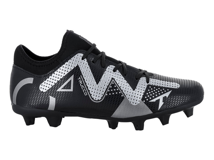 Zapato de fútbol Leon Trucco color negro con detalles geométricos en gris y suela de tacos para pasto.