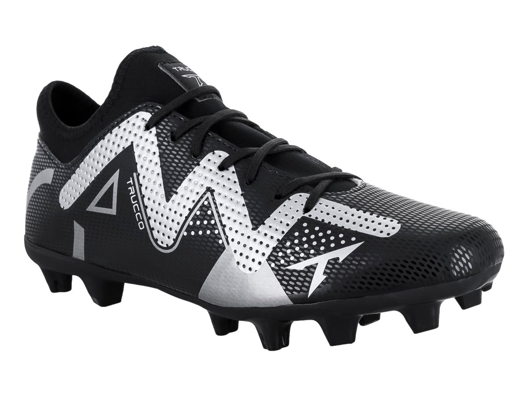 Zapato de fútbol Leon Trucco color negro con detalles geométricos en gris y suela de tacos para pasto.