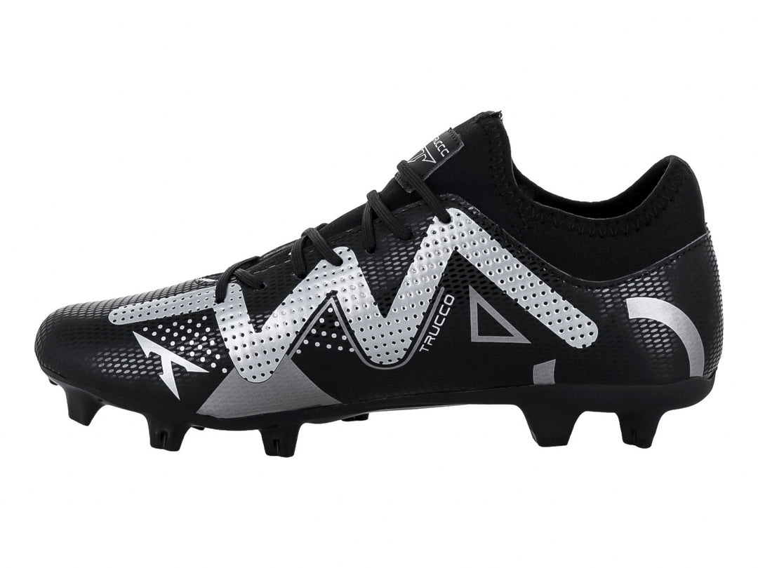 Zapato de fútbol Leon Trucco color negro con detalles geométricos en gris y suela de tacos para pasto.
