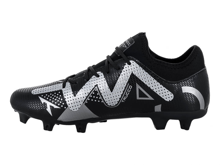 Zapato de fútbol Leon Trucco color negro con detalles geométricos en gris y suela de tacos para pasto.