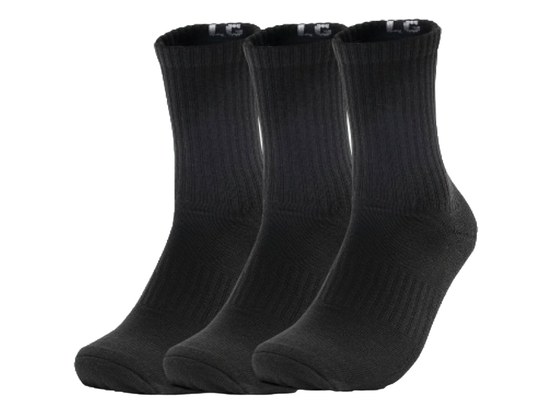 Paquete de tres pares de calcetines deportivos Under Armour de color negro, estilo mid crew.