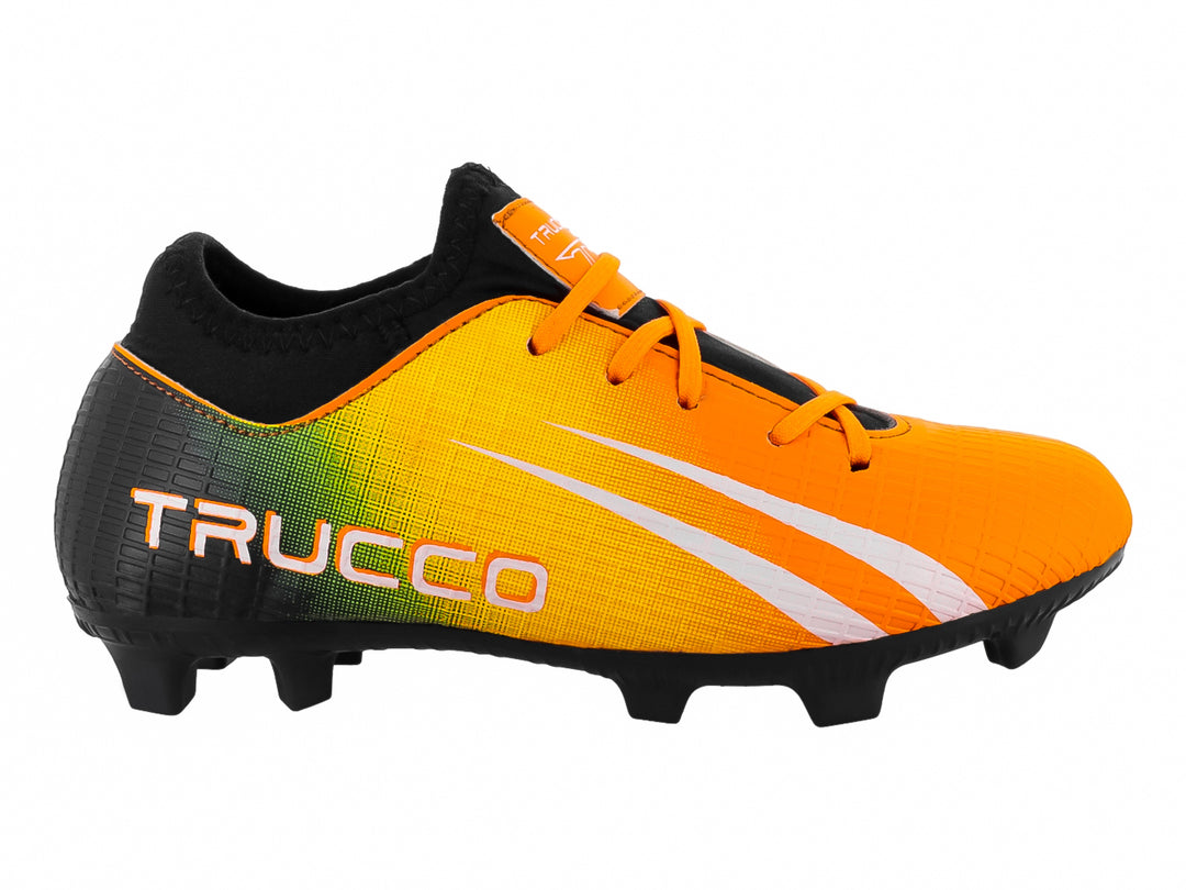 Zapato de fútbol Leon Trucco en color naranja con detalles en negro y blanco, diseño para pasto natural.