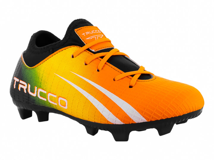 Zapato de fútbol Leon Trucco en color naranja con detalles en negro y blanco, diseño para pasto natural.