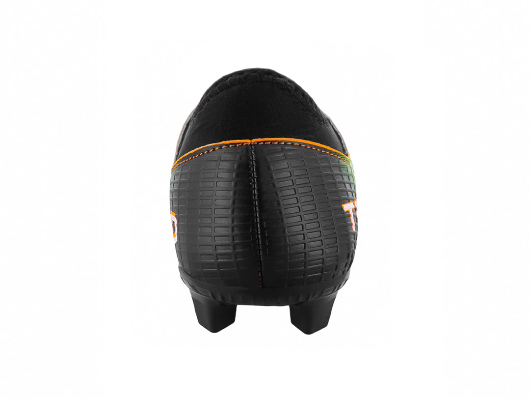 Zapato de fútbol Leon Trucco en color naranja con detalles en negro y blanco, diseño para pasto natural.