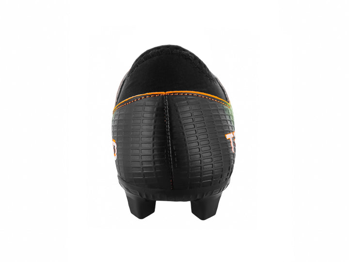 Zapato de fútbol Leon Trucco en color naranja con detalles en negro y blanco, diseño para pasto natural.