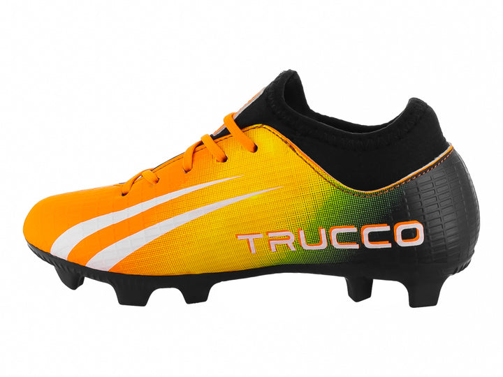 Zapato de fútbol Leon Trucco en color naranja con detalles en negro y blanco, diseño para pasto natural.