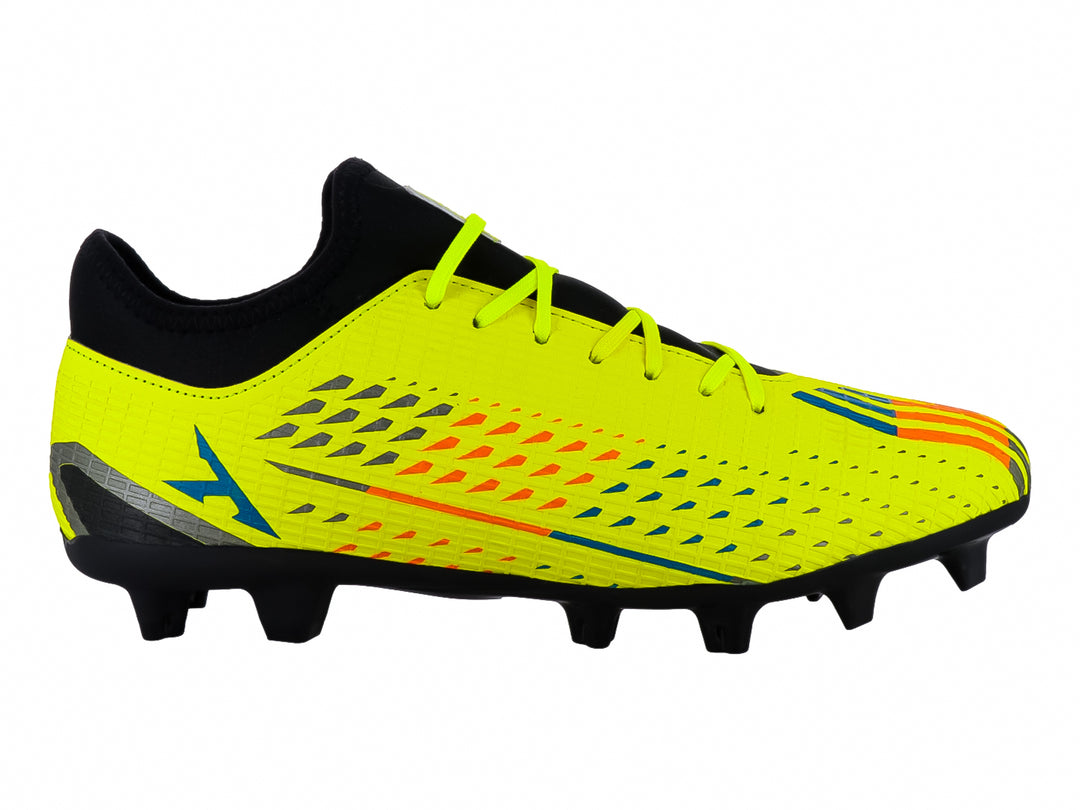 Zapato de fútbol Leon Trucco color amarillo neón con detalles en negro y naranja, diseño para pasto natural.