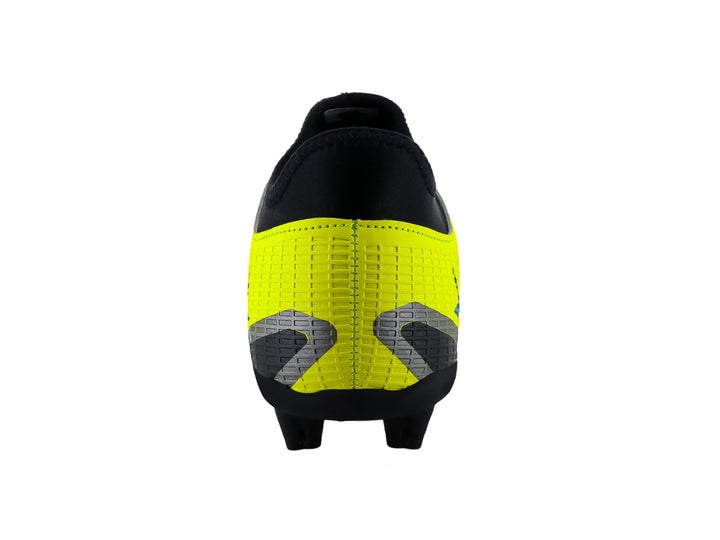 Zapato de fútbol Leon Trucco color amarillo neón con detalles en negro y naranja, diseño para pasto natural.