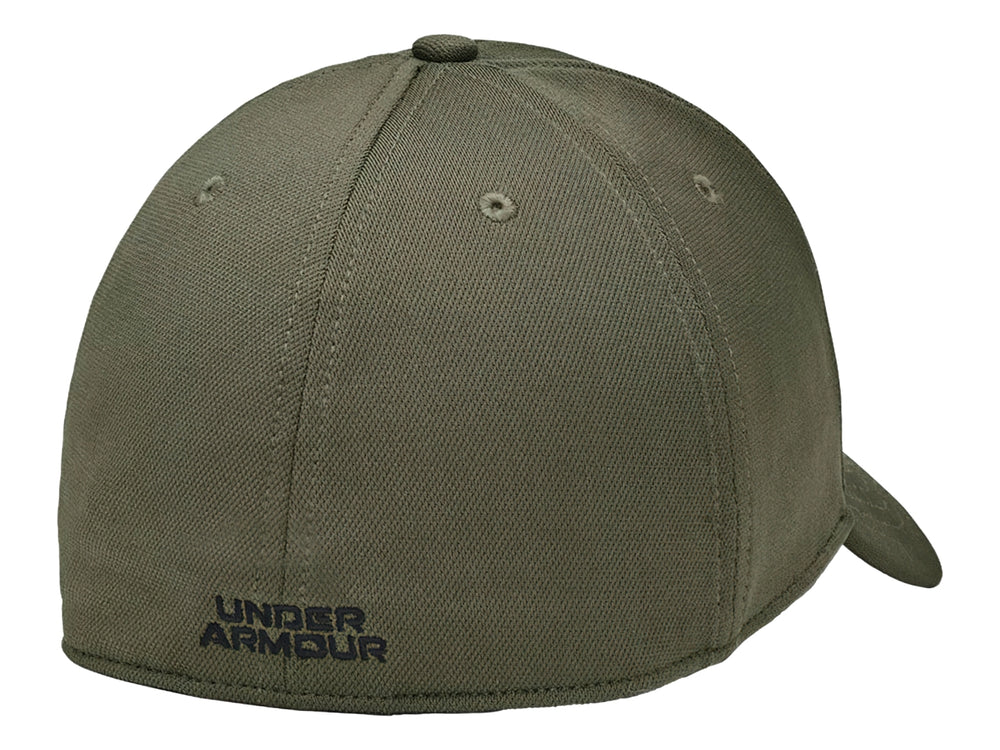 Gorra deportiva Under Armour en color verde oliva con logotipo negro frontal y visera curva.