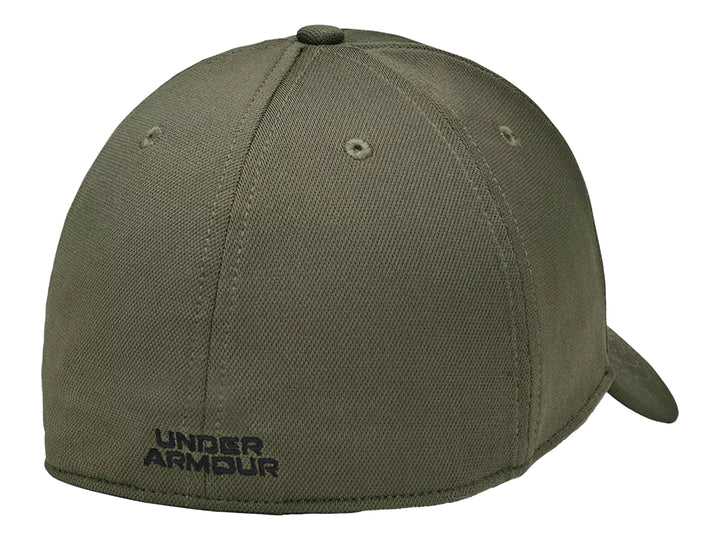 Gorra deportiva Under Armour en color verde oliva con logotipo negro frontal y visera curva.