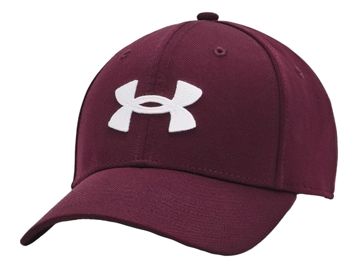Gorra deportiva Under Armour color maroon con logotipo blanco bordado en el frente.