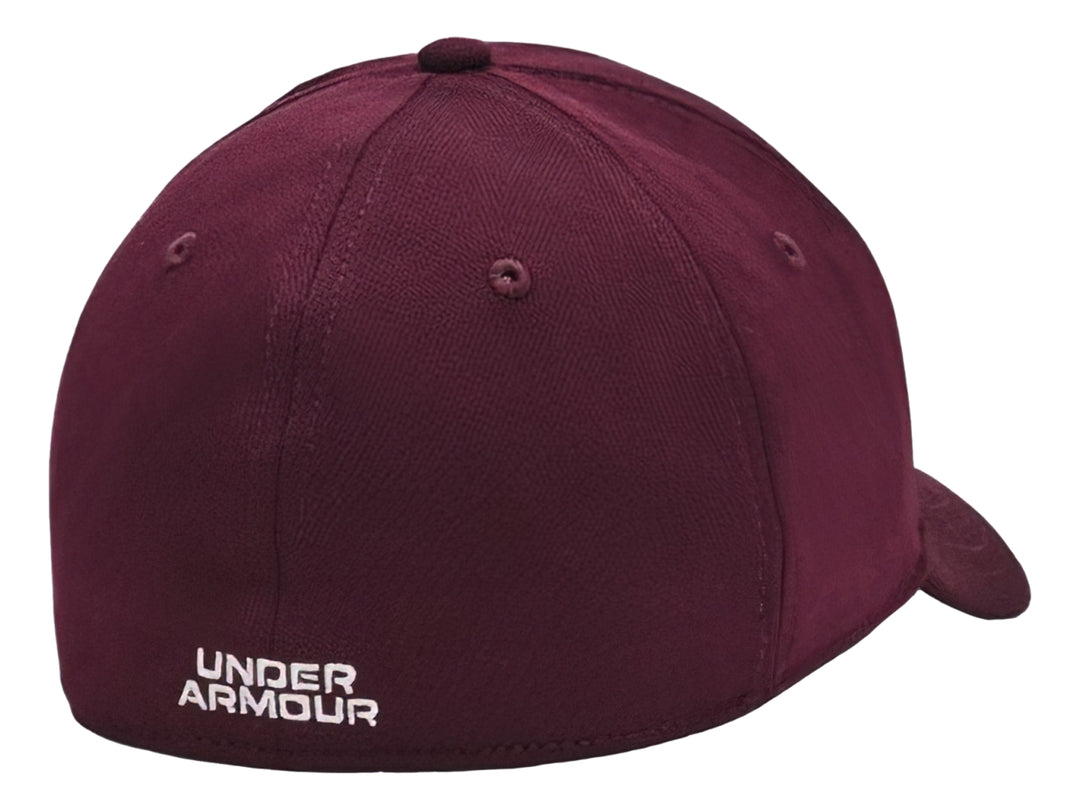 Gorra deportiva Under Armour color maroon con logotipo blanco bordado en el frente.