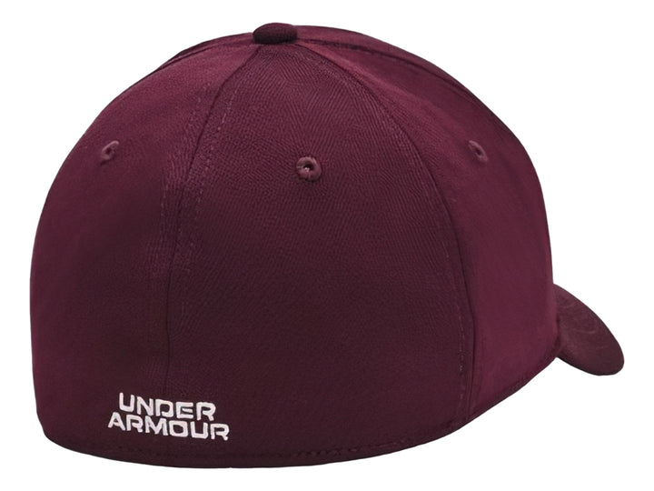 Gorra deportiva Under Armour color maroon con logotipo blanco bordado en el frente.
