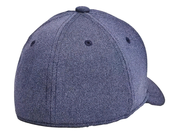 Gorra deportiva Under Armour en color azul marino con logotipo negro frontal y visera curva.