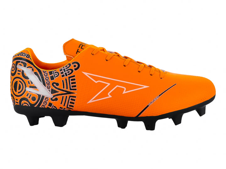 Zapato de fútbol Leon Trucco color naranja con suela negra y detalles gráficos en blanco y negro.
