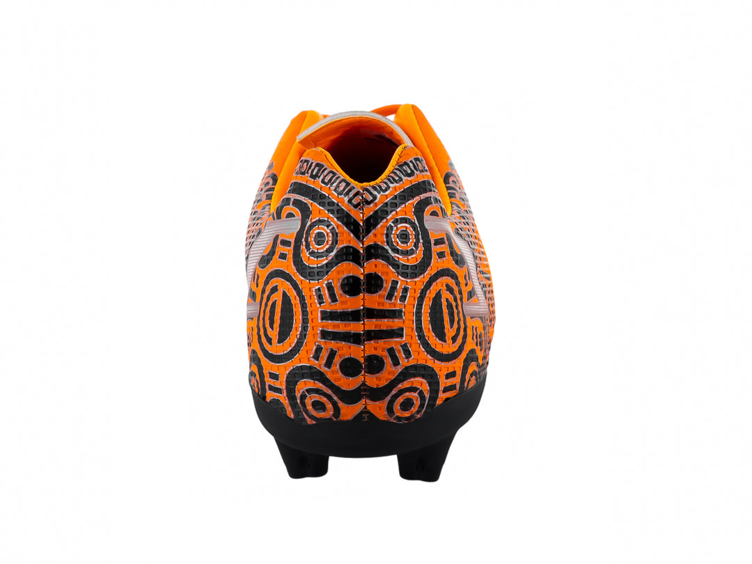 Zapato de fútbol Leon Trucco color naranja con suela negra y detalles gráficos en blanco y negro.