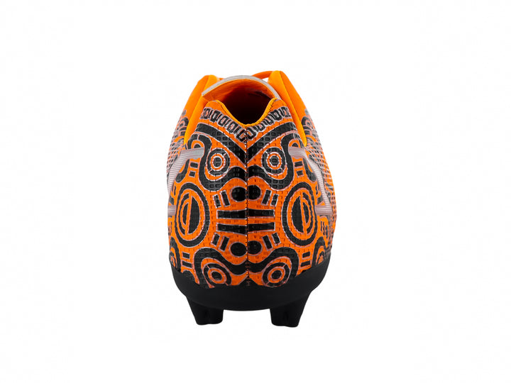 Zapato de fútbol Leon Trucco color naranja con suela negra y detalles gráficos en blanco y negro.
