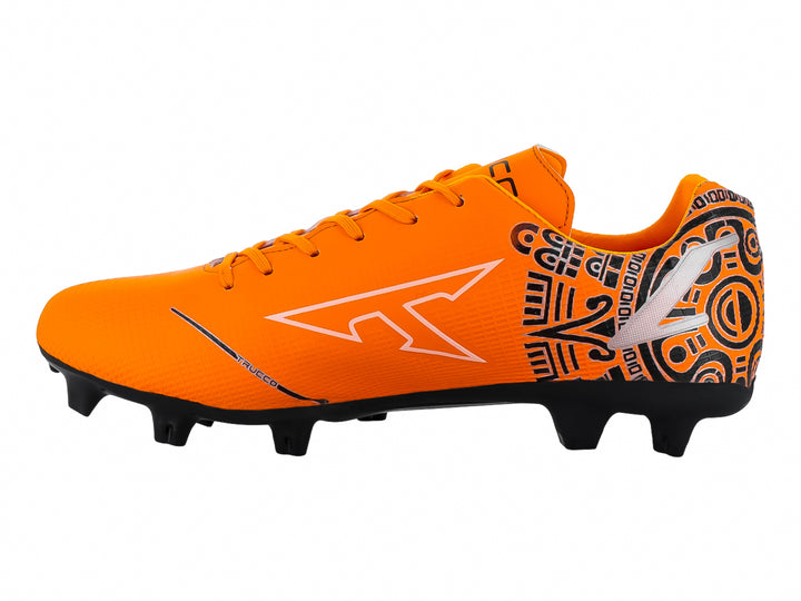 Zapato de fútbol Leon Trucco color naranja con suela negra y detalles gráficos en blanco y negro.