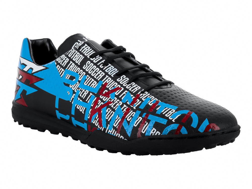 Zapato de fútbol Leon Trucco color negro con gráficos en azul y rojo, suela para turf.