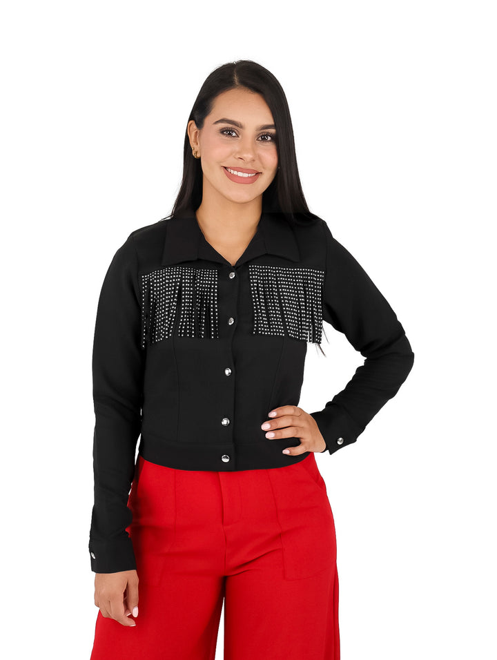 Mujer vistiendo chaqueta corta negra con detalles de flecos en el pecho y botones plateados.