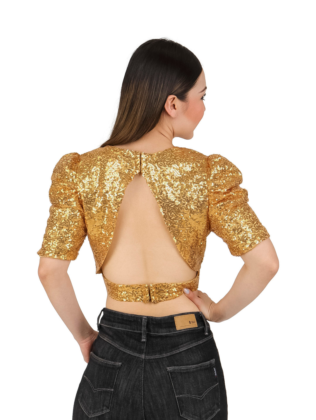 Mujer modelando un crop top dorado con lentejuelas y manga corta.