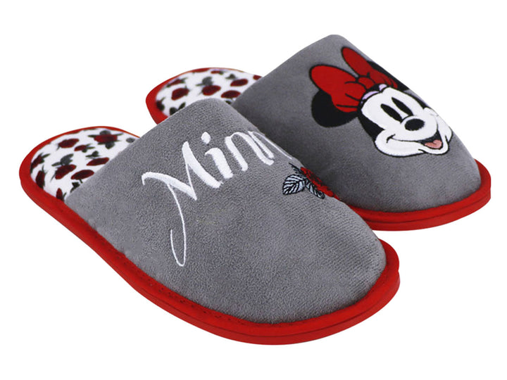 Par de pantuflas grises con detalles en rojo, diseño de Minnie Mouse y estampado floral interno.
