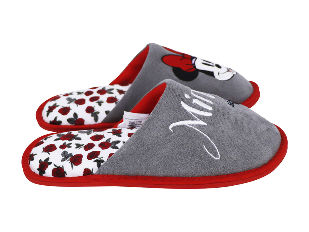 Par de pantuflas grises con detalles en rojo, diseño de Minnie Mouse y estampado floral interno.