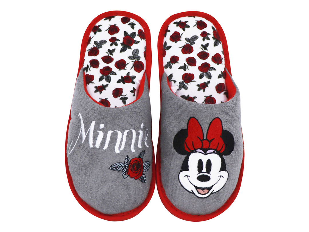 Par de pantuflas grises con detalles en rojo, diseño de Minnie Mouse y estampado floral interno.