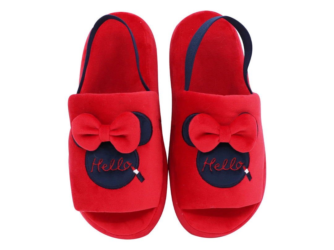Par de pantuflas rojas y negras con un moño decorativo en la parte superior.
