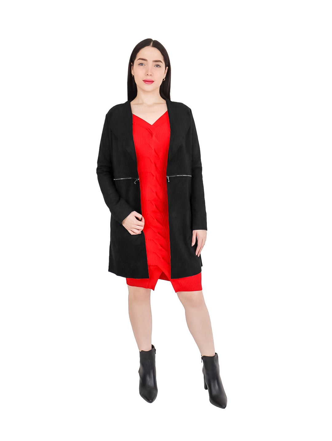 Mujer vistiendo una gabardina larga de color negro abierta sobre un vestido rojo.