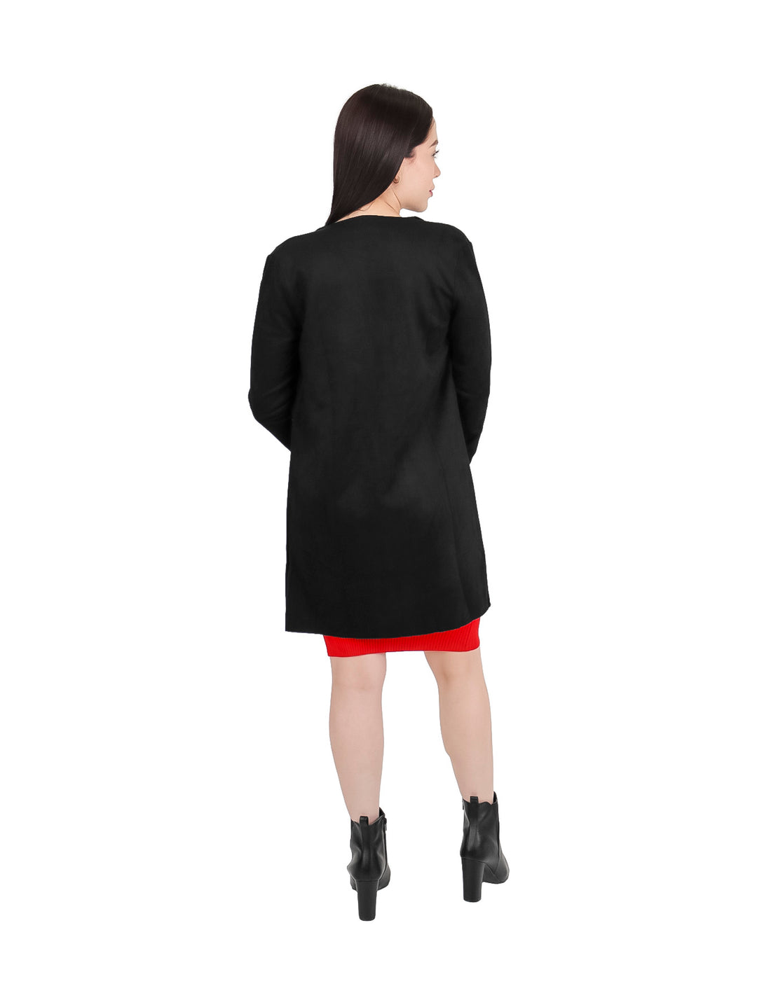 Mujer vistiendo una gabardina larga de color negro abierta sobre un vestido rojo.