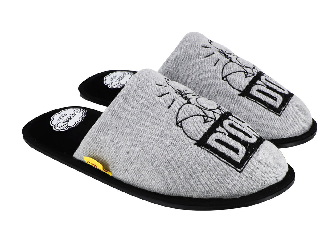 Par de pantuflas color gris con suela negra y estampado gráfico en la parte superior.