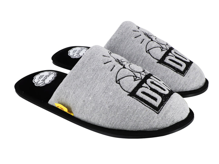 Par de pantuflas color gris con suela negra y estampado gráfico en la parte superior.