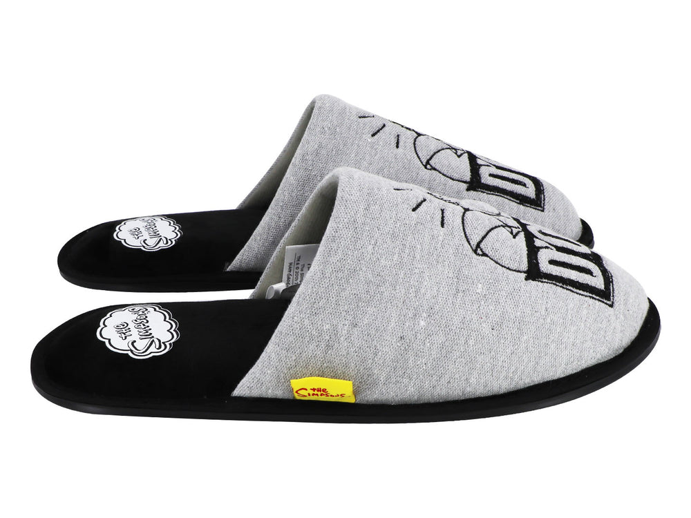 Par de pantuflas color gris con suela negra y estampado gráfico en la parte superior.