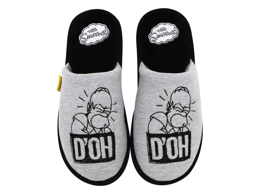 Par de pantuflas color gris con suela negra y estampado gráfico en la parte superior.