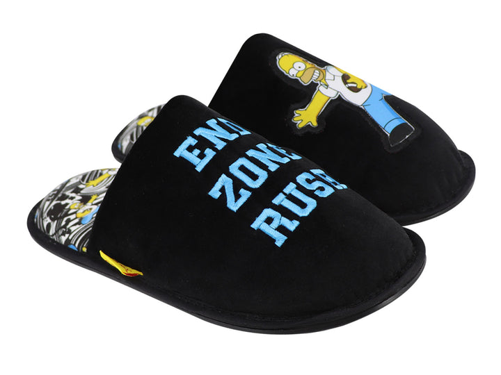 Par de pantuflas negras de tela con estampado de Homero Simpson y texto en azul.