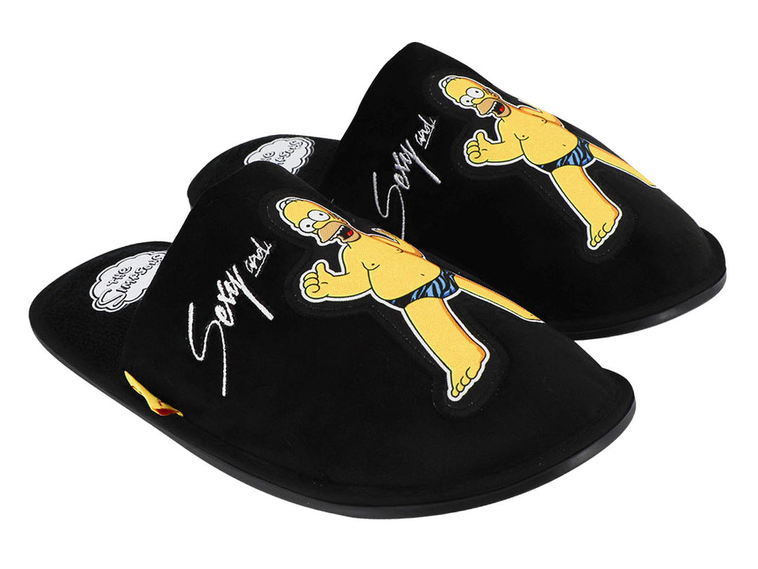 Par de pantuflas negras con diseño bordado de Homero Simpson y texto decorativo.