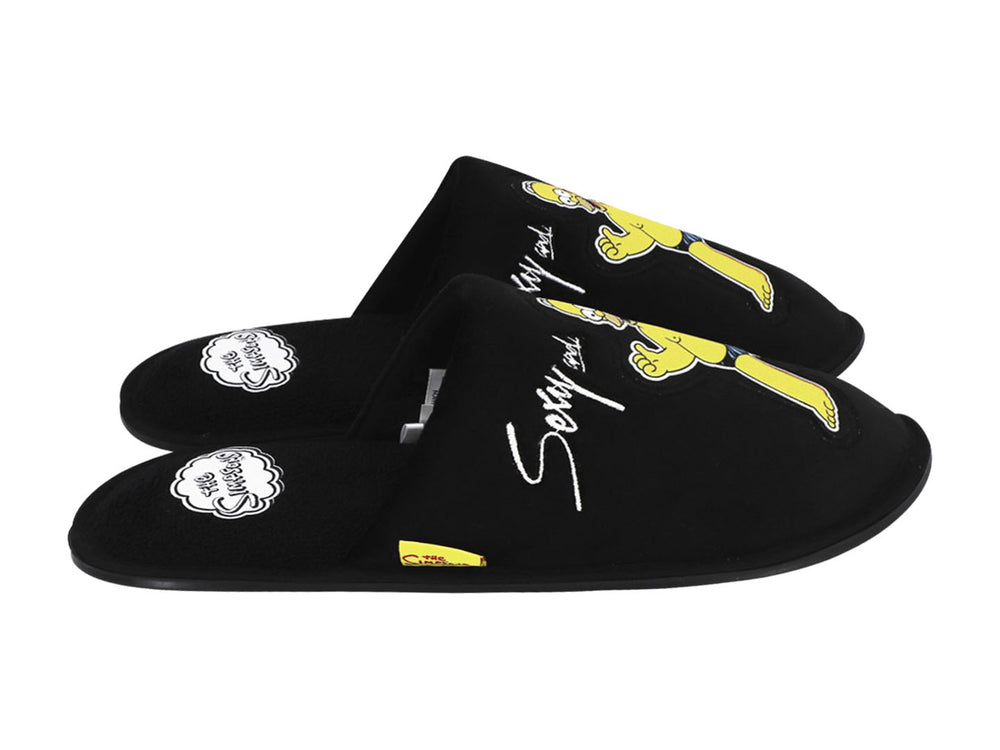 Par de pantuflas negras con diseño bordado de Homero Simpson y texto decorativo.
