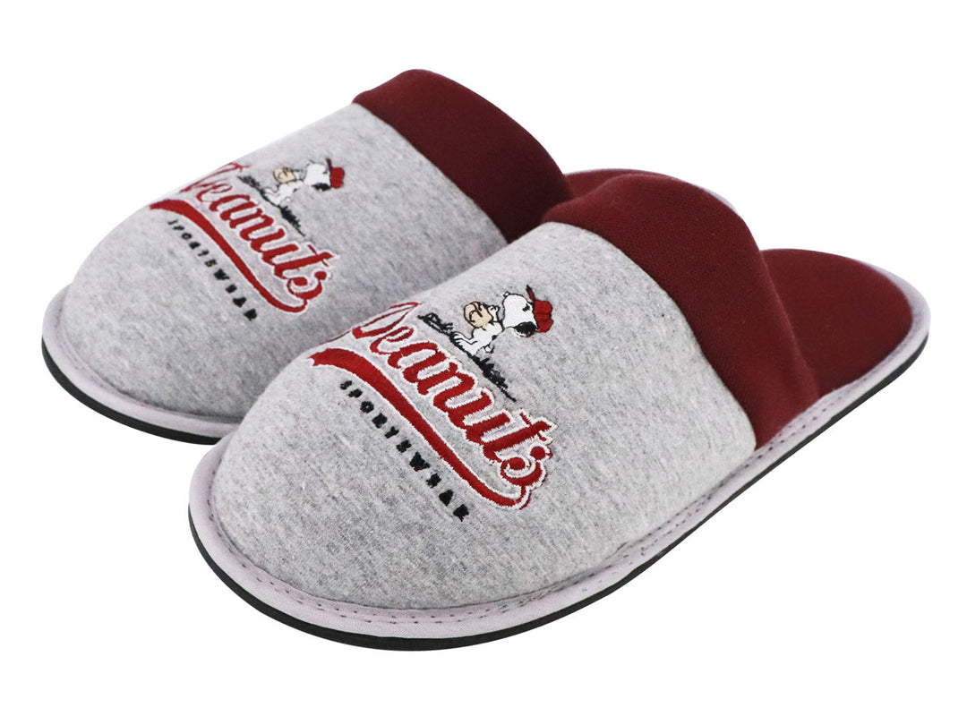 Par de pantuflas color gris y rojo con estampado de Snoopy y la palabra Peanuts.