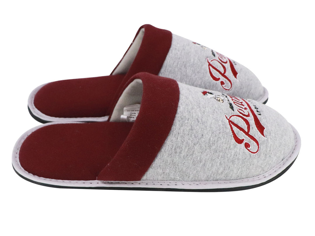 Par de pantuflas color gris y rojo con estampado de Snoopy y la palabra Peanuts.