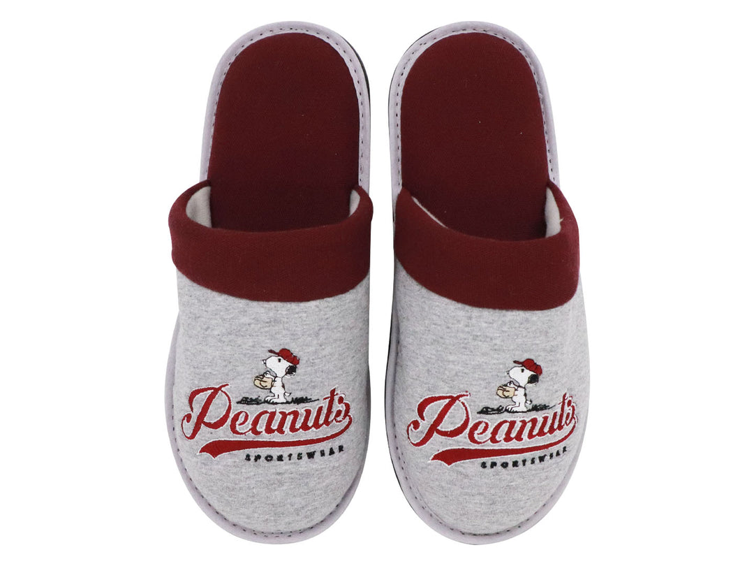Par de pantuflas color gris y rojo con estampado de Snoopy y la palabra Peanuts.