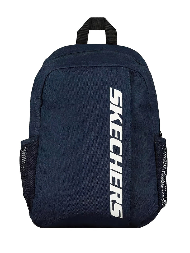 Mochila Skechers color azul marino con logotipo blanco vertical y bolsillos laterales de malla.