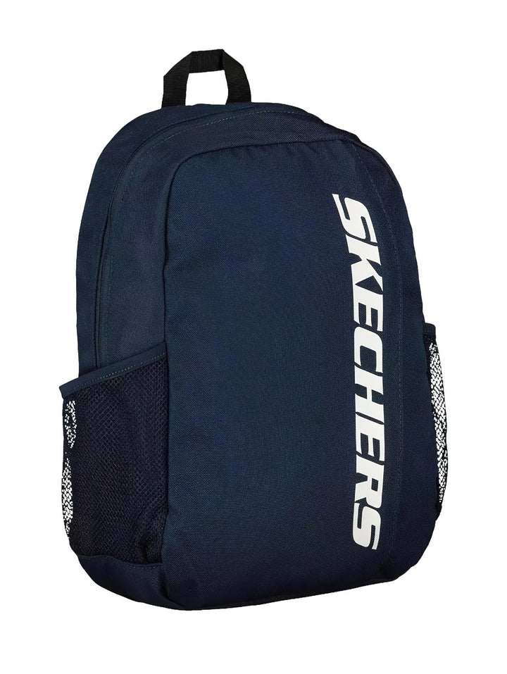 Mochila Skechers color azul marino con logotipo blanco vertical y bolsillos laterales de malla.