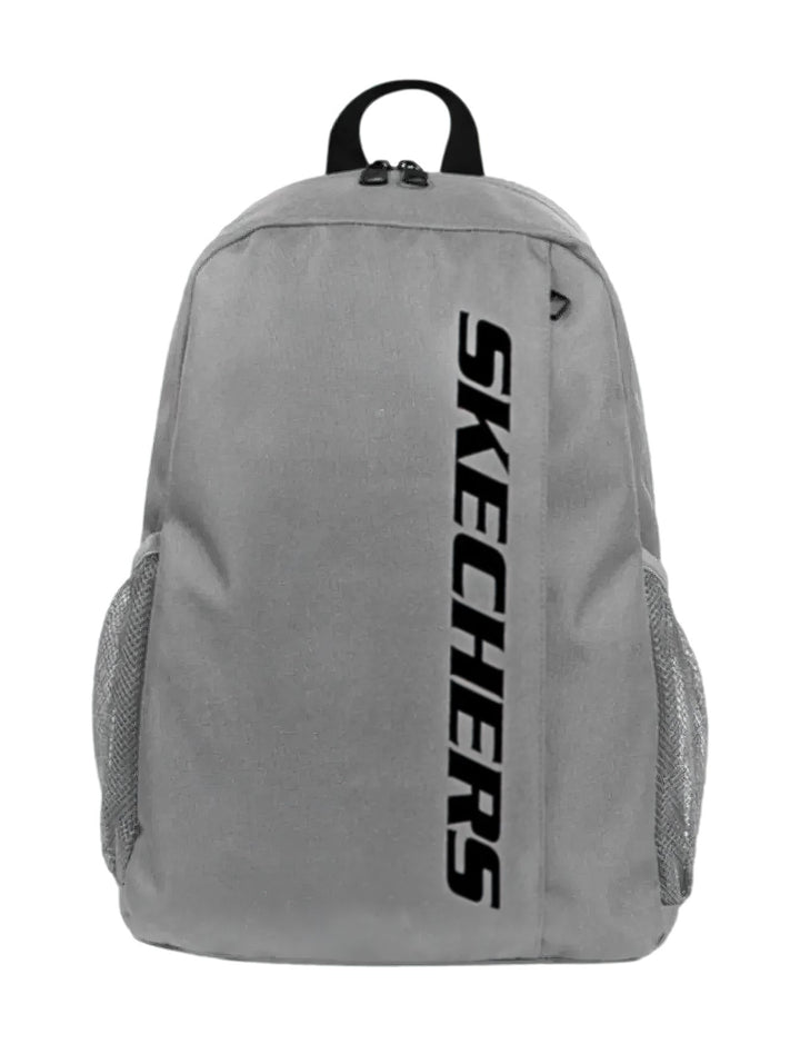 Mochila escolar Skechers de color gris con logotipo negro vertical y bolsillos laterales de malla.