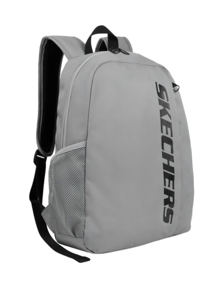 Mochila escolar Skechers de color gris con logotipo negro vertical y bolsillos laterales de malla.